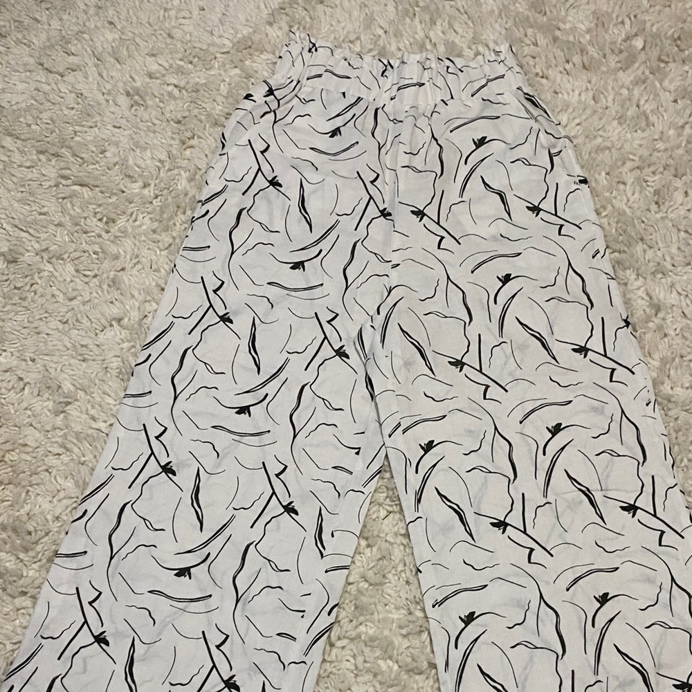 Little lies size small womens Abstract Black and White flare bottom Pants NWOT - Picture 1 of 16